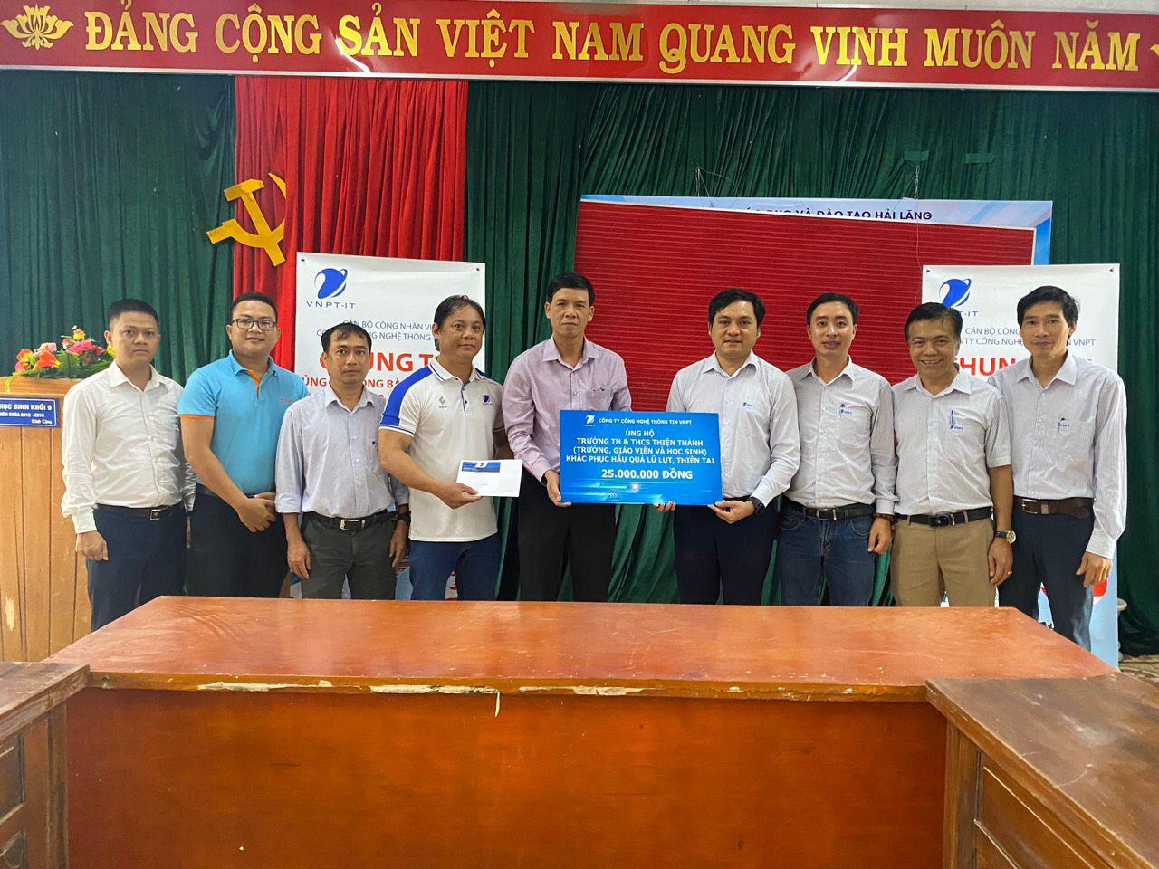 Mang tình cảm của CBCNV VNPT IT đến vùng lũ Mang tình cảm của CBCNV VNPT IT đến vùng lũ